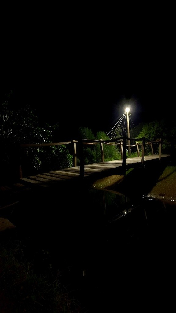 Jembatan Hening di Malam Hujan