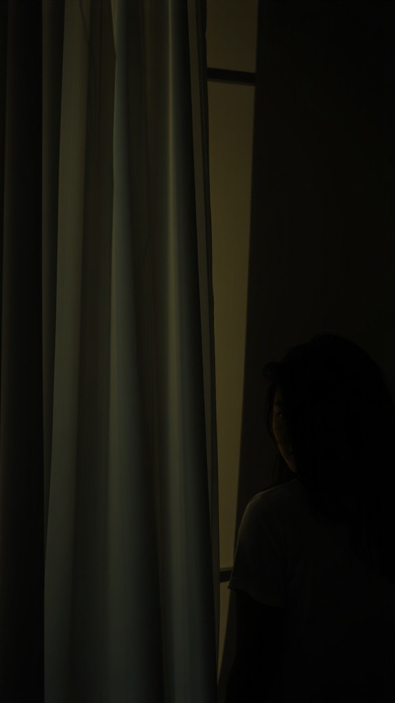 Kejutan: Bayangan di Balik Gorden!