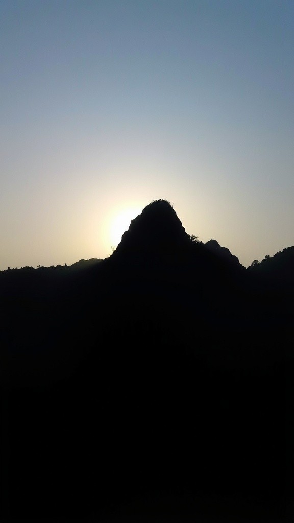 Keindahan dan Mitos Gunung Ile Werung di Lembata
