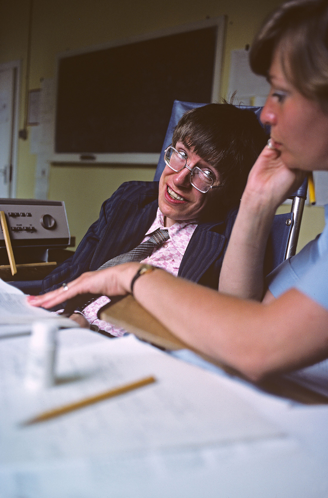 स्टीफन हॉकिंग: एक अद्भुत जीवन की कहानी