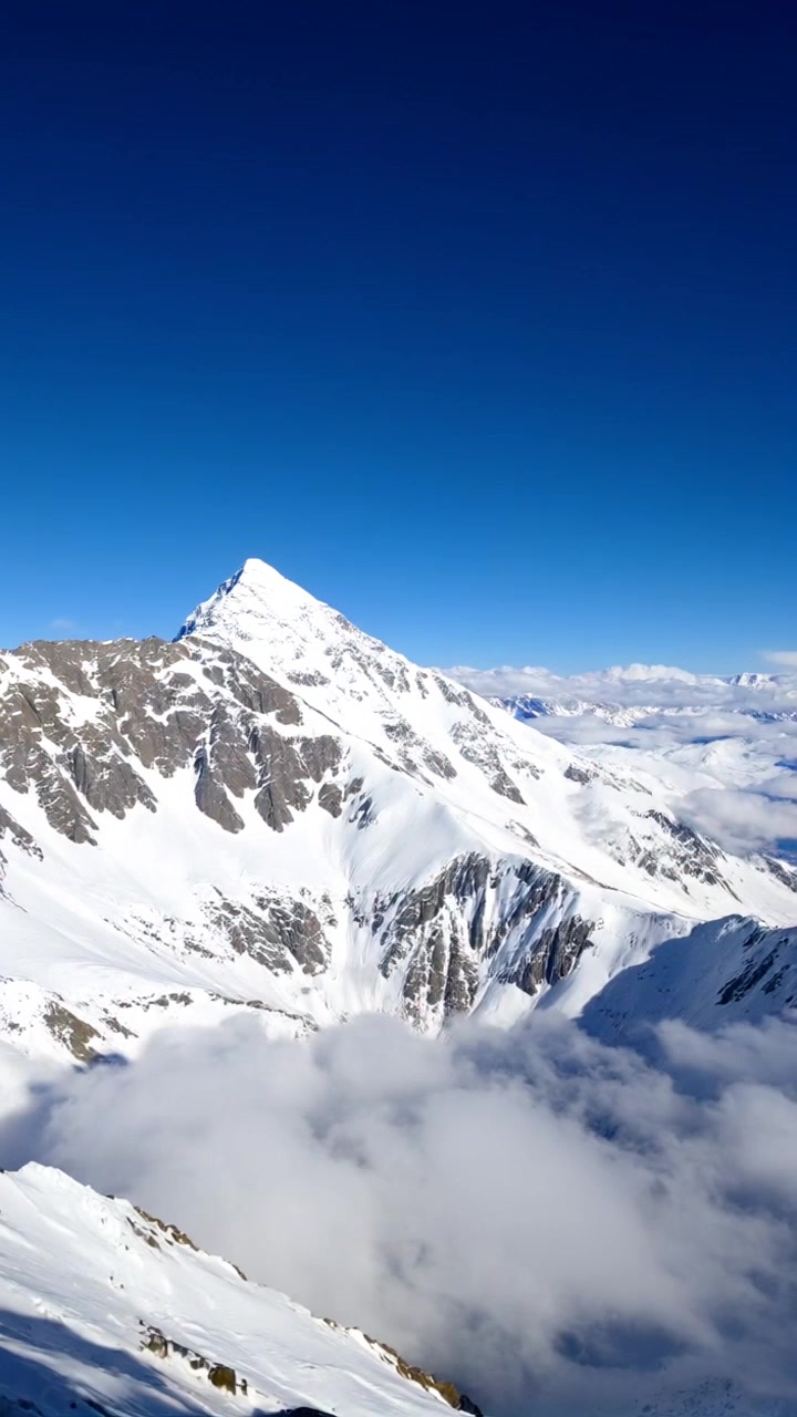 एवरेस्ट: साहसिकता की अनंत ऊँचाई