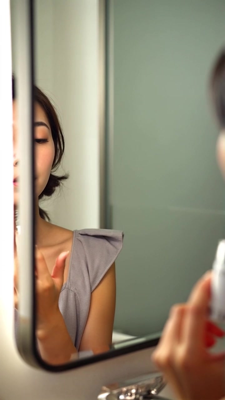 Hydrating Glow Lip Serum: Bye-Bye Bibir Kering!
