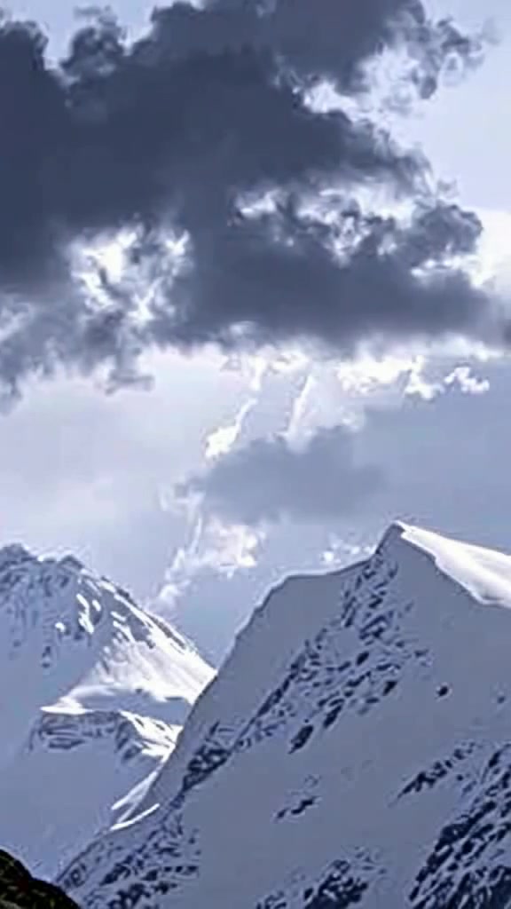 Bayangan Misterius di Puncak Everest