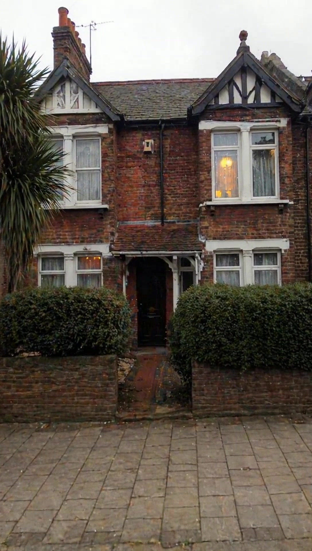 Real Poltergeist Haunts London Family!