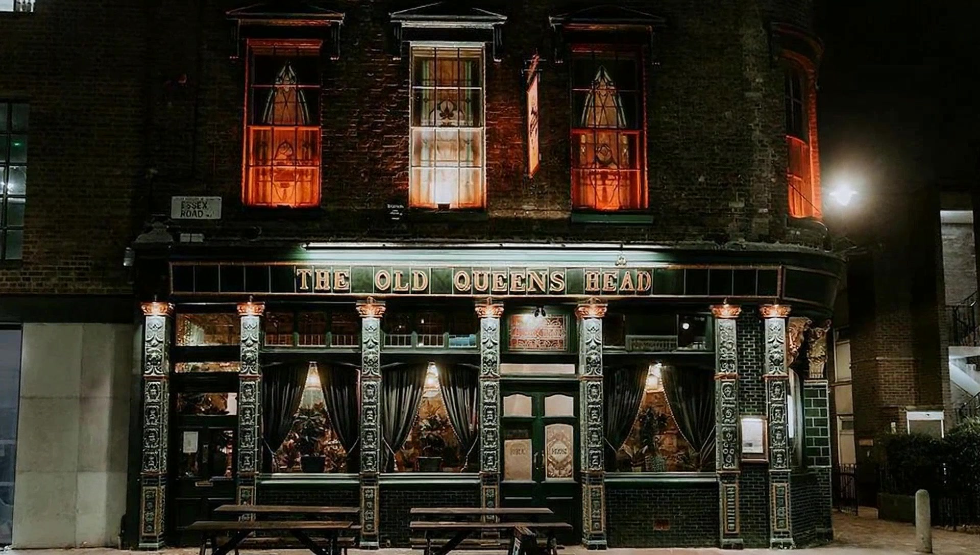 Haunted London Pub: Unexplained Footsteps and Shadows