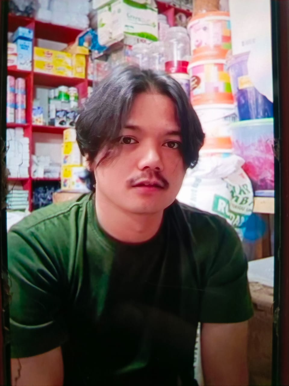 Teman Terjatuh: Reaksi Haru Seorang Pria