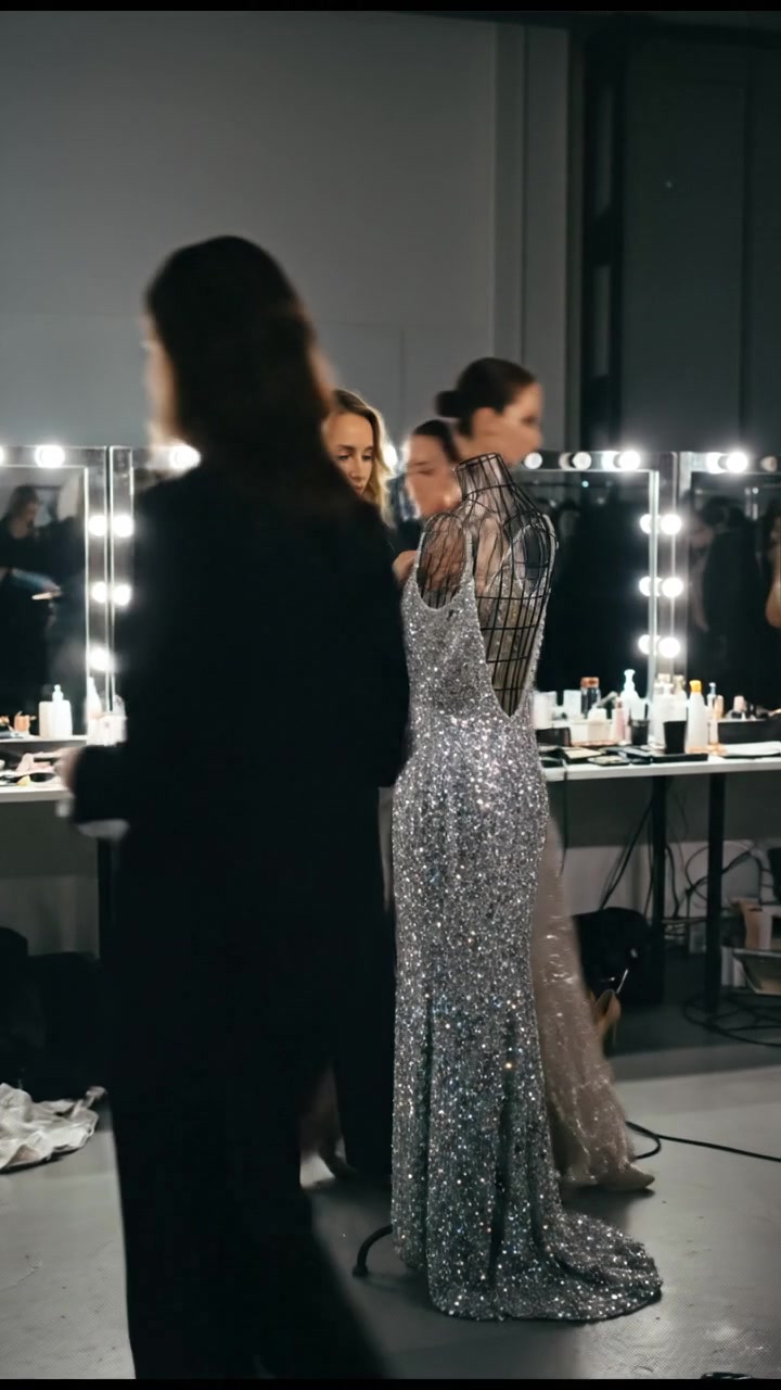 Ultra-Realistic Fashion Show: Dreamy Catwalk Portraits in 8K UHD