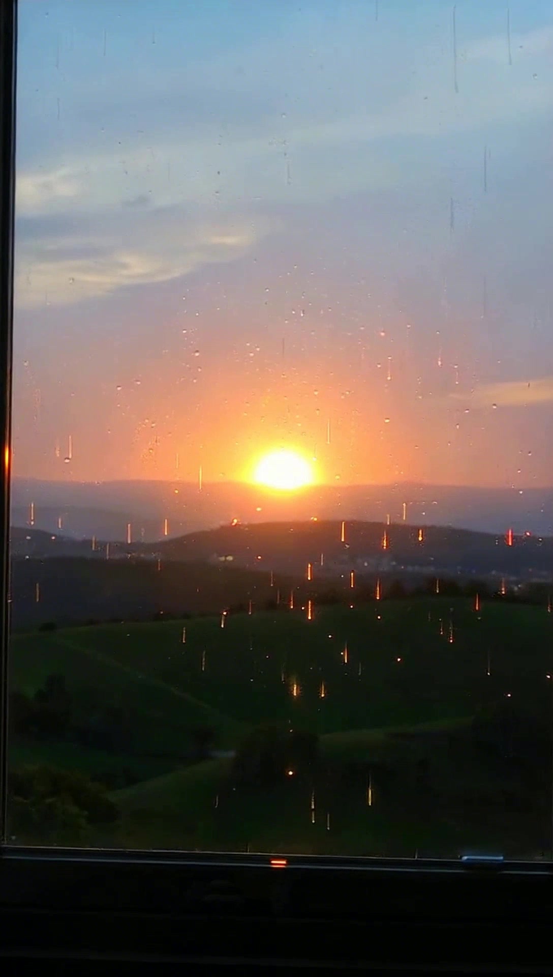 अधूरी कहानी के बीच बारिश