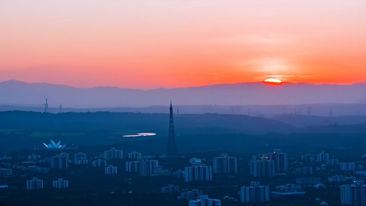 نور محمد ﷺ: من يتيم مكة إلى نبي الرحمة