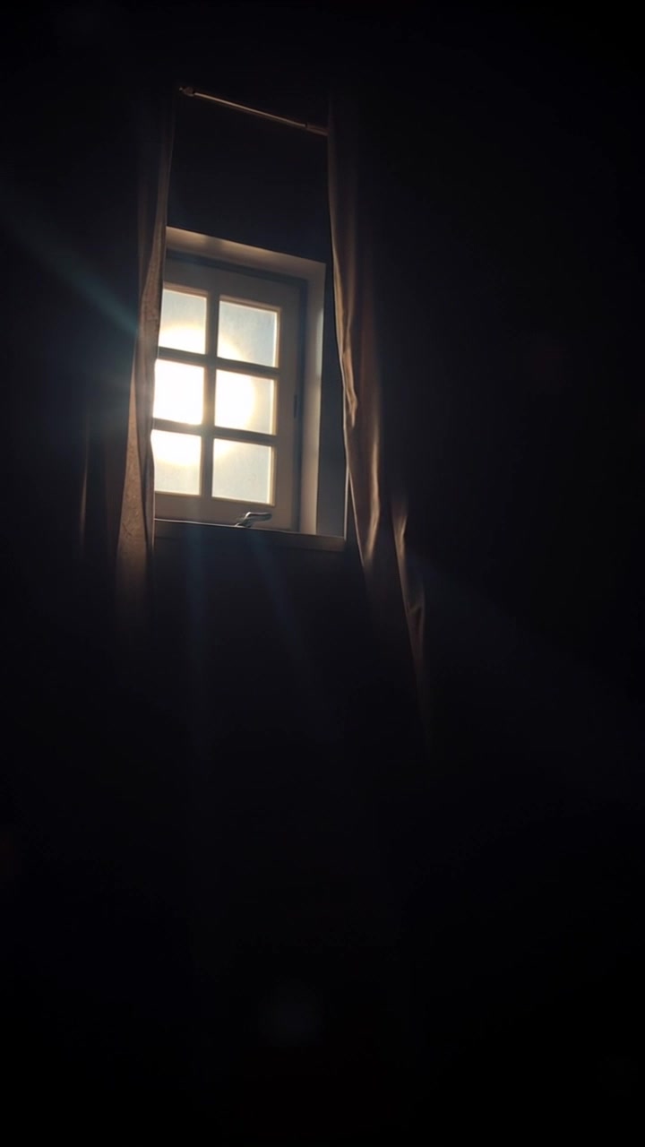 Di Balik Cermin: Bisikan Malam