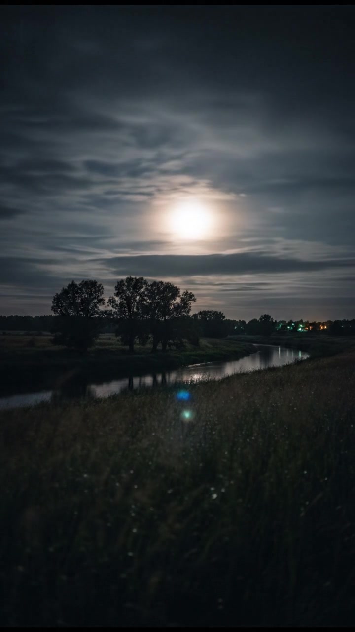 एक ही चाँद की कहानी